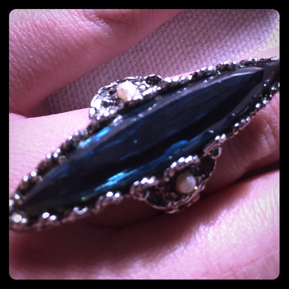 ADJUSTABLE RING WITH BLUE GEM & PEARL ON EACH SIDE